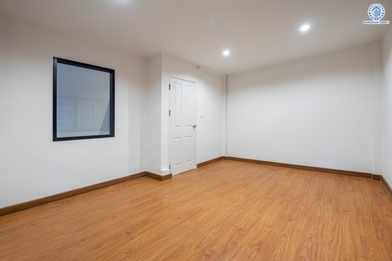 ทาวน์เฮ้าส์มือสองนนทบุรี ม.สรานนท์ ติวานนท์-ปากเกร็ด ทาวน์เฮ้าส์ 3ชั้นครึ่ง หลังมุม เนื้อที่ 26 ตร.ว. ฟังก์ชัน 4 ห้องนอน 3 ห้องน้ำ จอดรถได้ 1 คัน พร้อม Living Room กว้างขวาง บนทำเลติดถนนติวานนท์ ใกล้เซ็นทรัลแจ้งวัฒนะ รถไฟฟ้าสายสีชมพู "สถานีปากเกร็ด" และทางด่วน "ศรีรัช"...